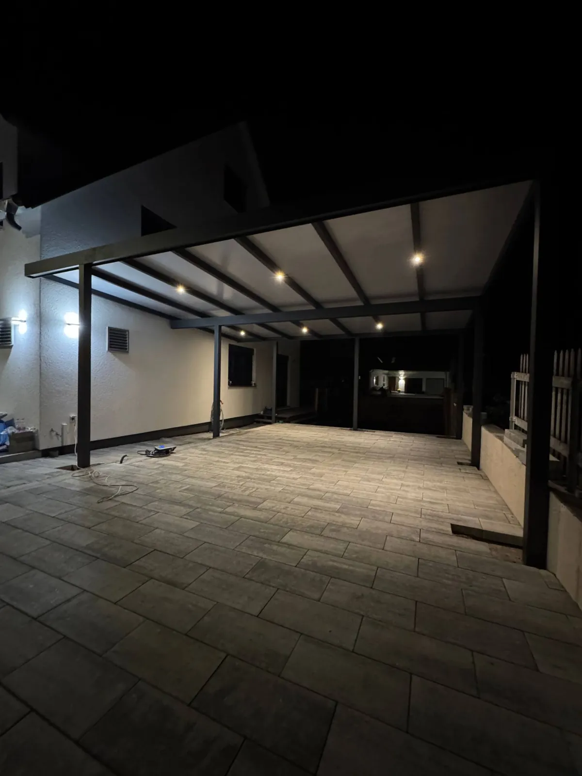 Carport mit LED-Spots am Abend