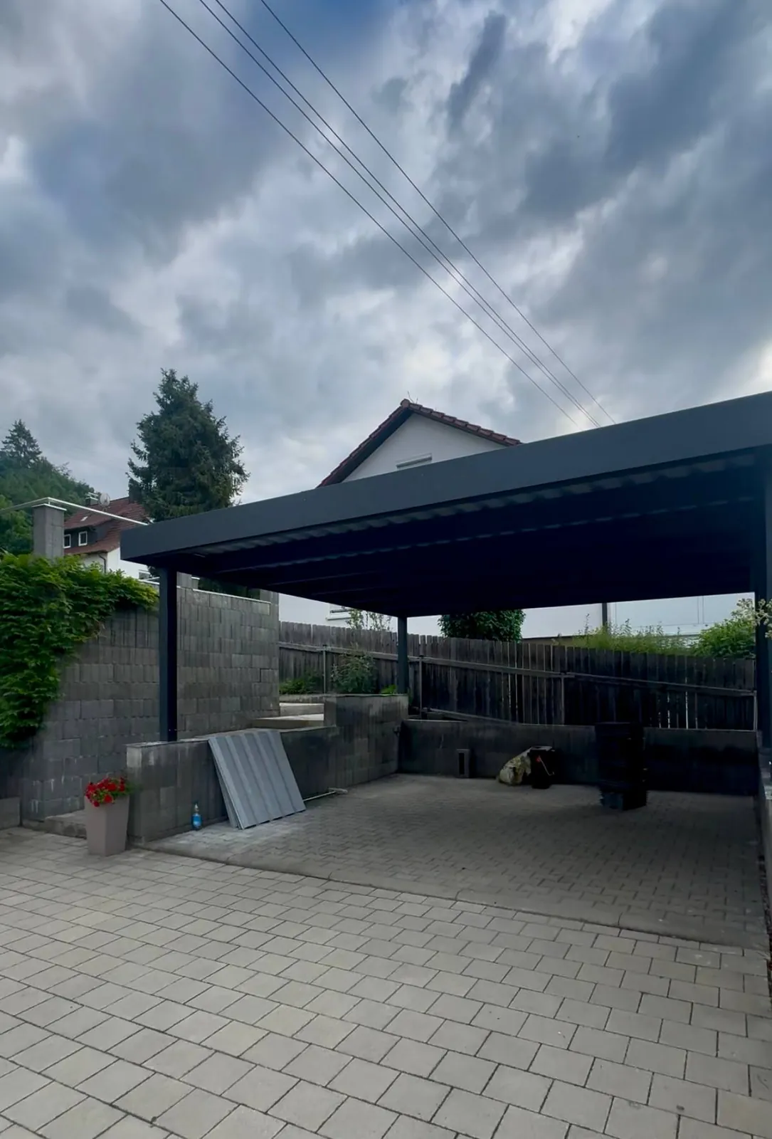 Carport mit Flachdach aus pulverbeschichtetem Aluminium