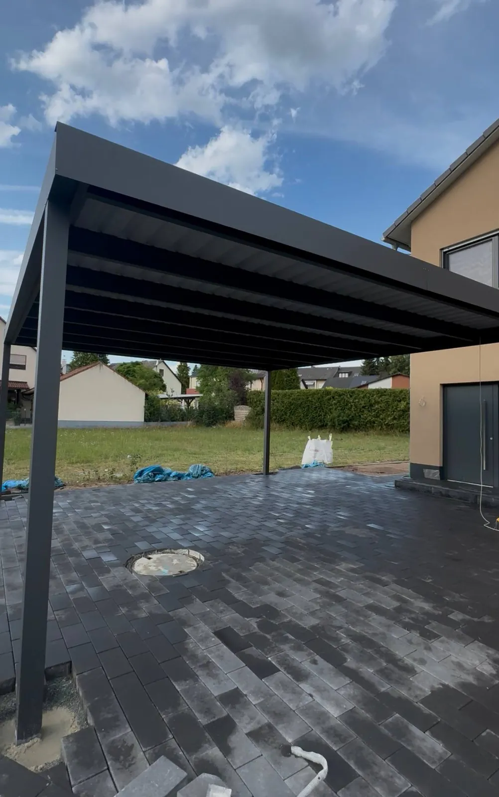Frisch montierter Alu-Carport mit Flachdach