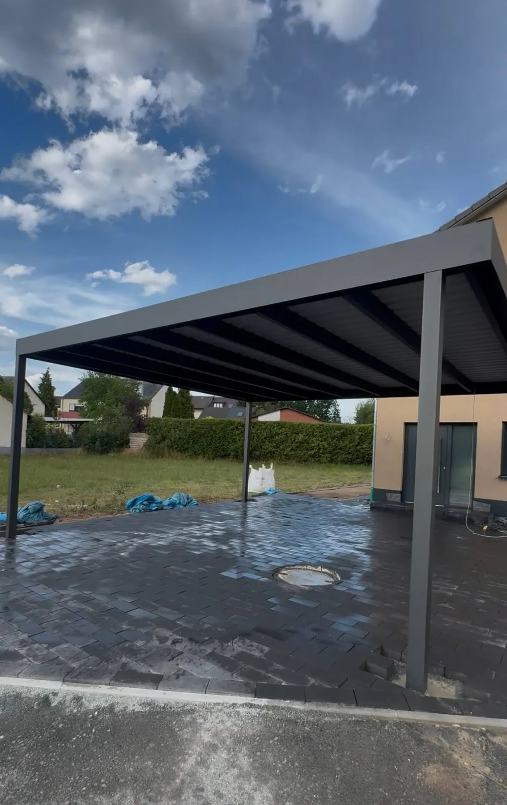 Alu-Carport am Einfamilienhaus nach der Montage