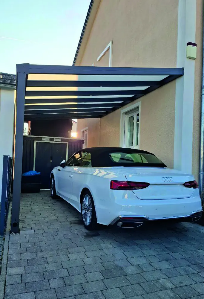 Offener Carport mit Auto