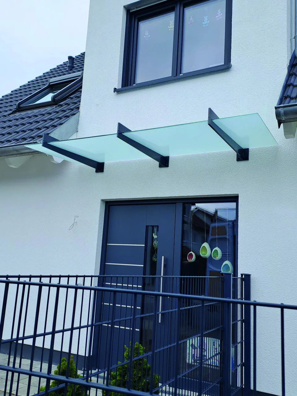 Eingangsüberdachung aus Glas über Haustür