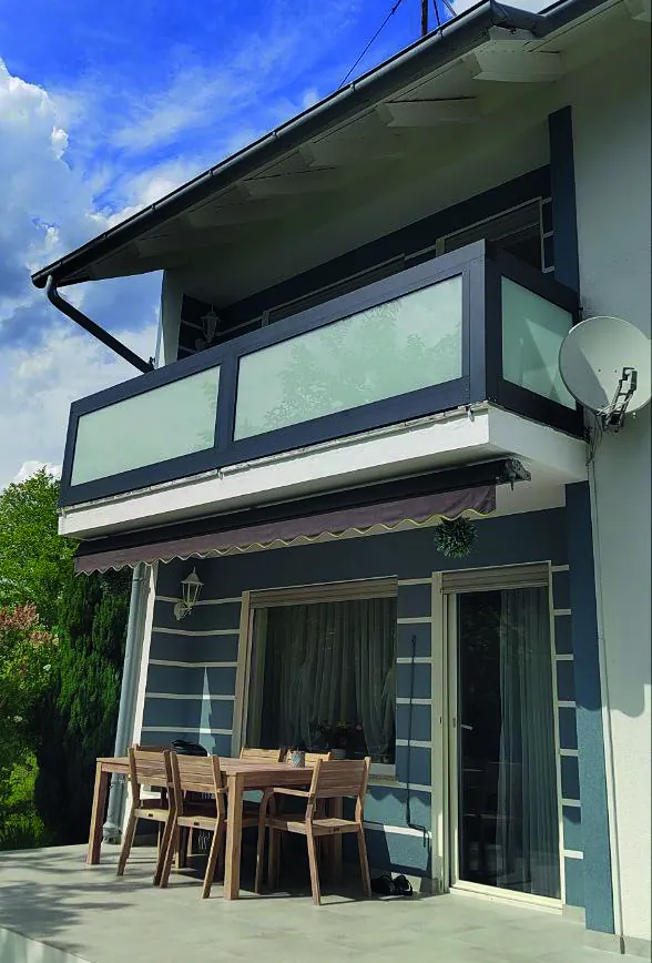Balkongeländer über Terrasse