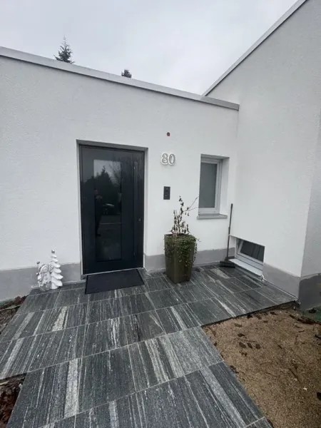 Hauseingang vor der Überdachung