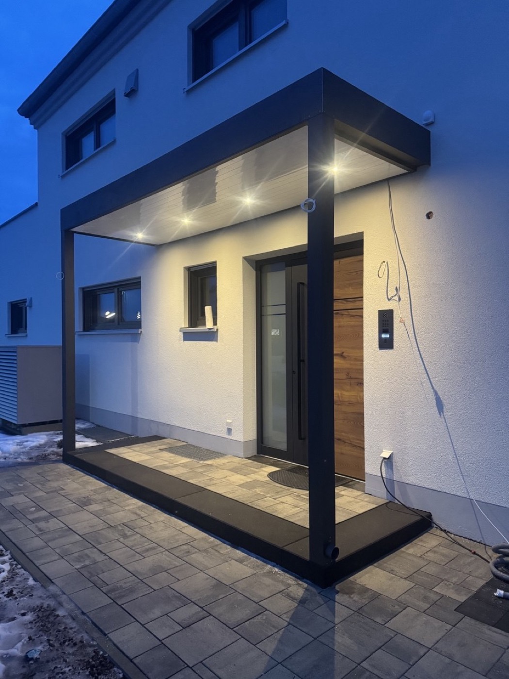 Eingangsüberdachung mit LED-Beleuchtung