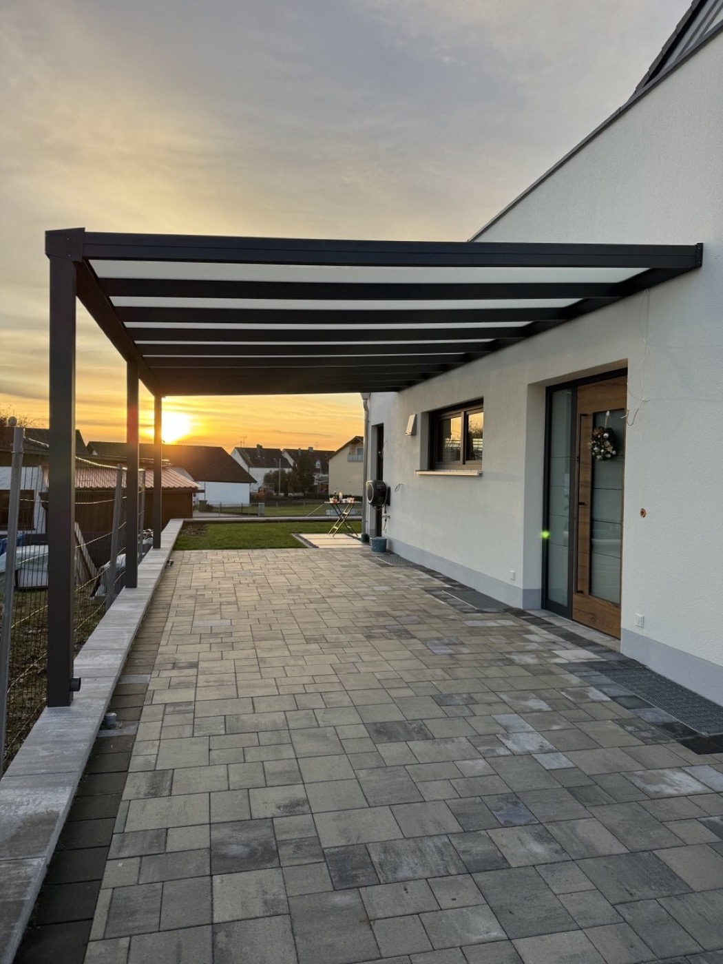 Terrassenüberdachung bei Sonnenuntergang