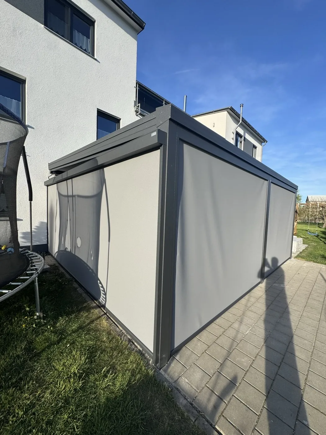 Senkrechtmarkise an der Überdachung