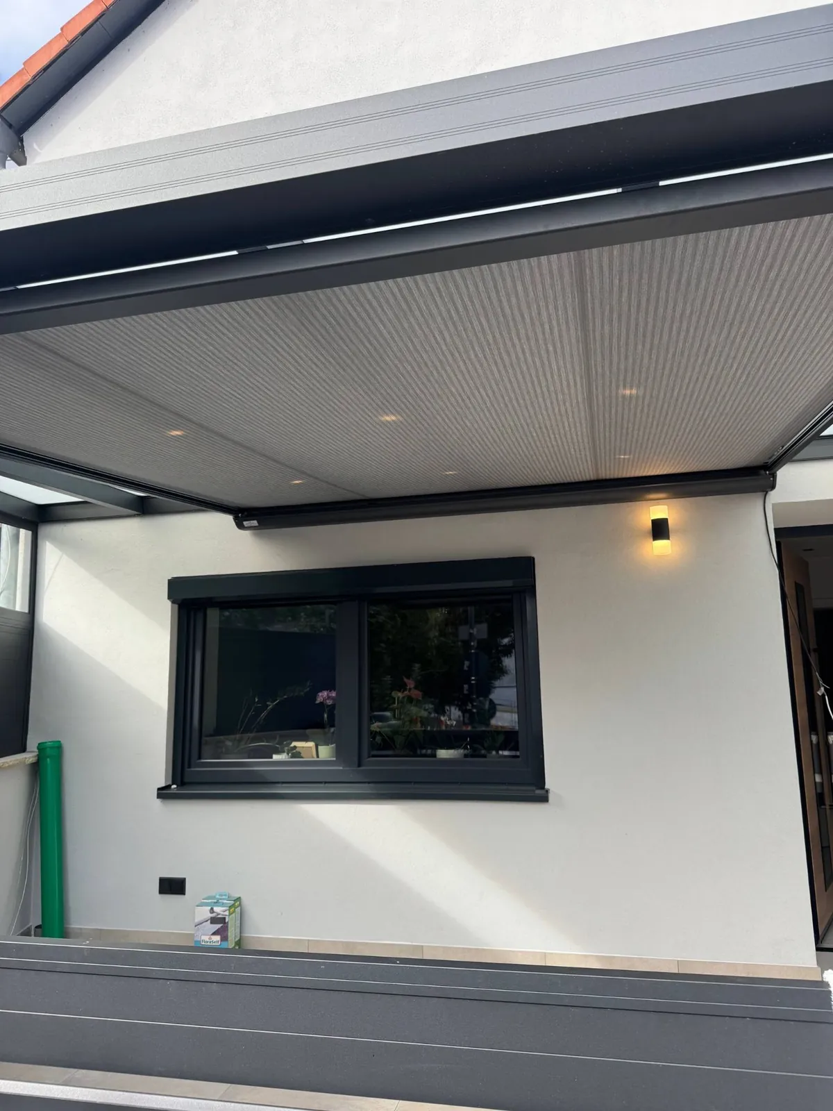 Unterglasmarkise mit LED-Spots unter einem Glasdach