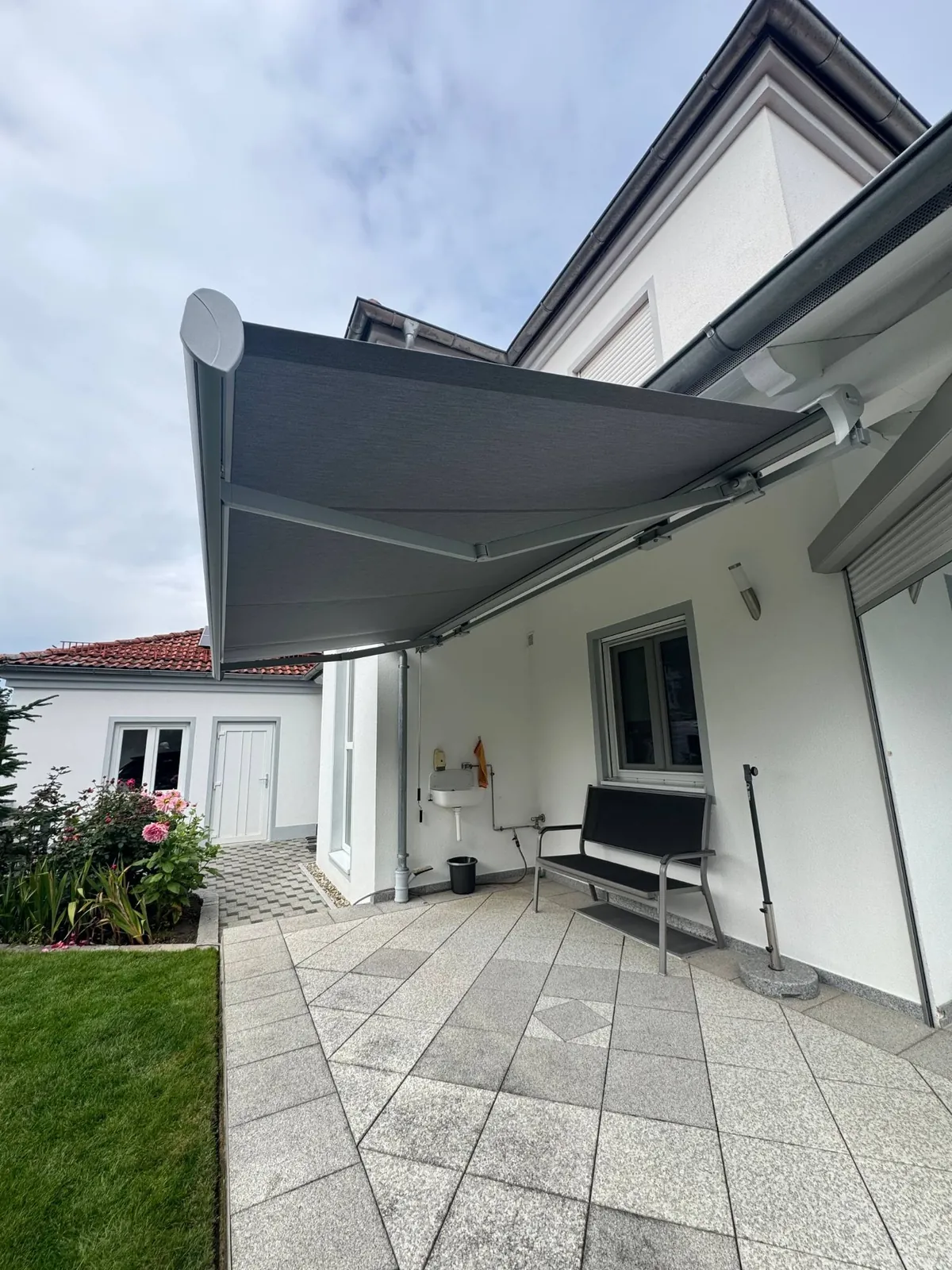 Ausgefahrene Markise an einem Wohnhaus mit Terrasse