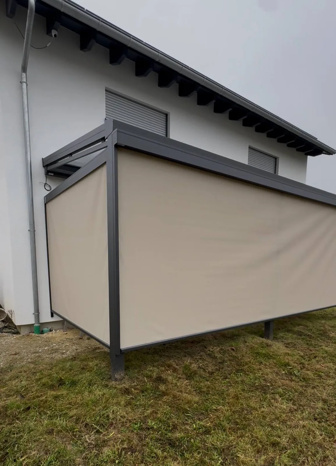 Senkrechtmarkise als Sicht- und Sonnenschutz an einer Terrassenüberdachung