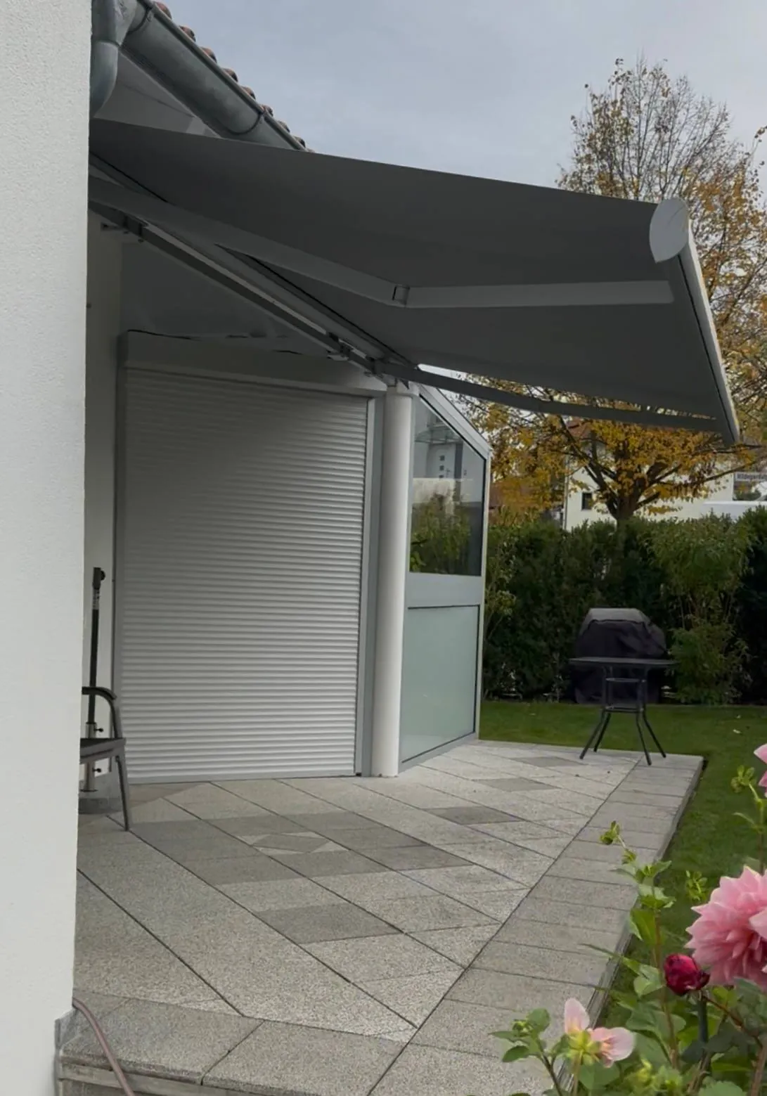 Ausgefahrene Markise über der Terrasse