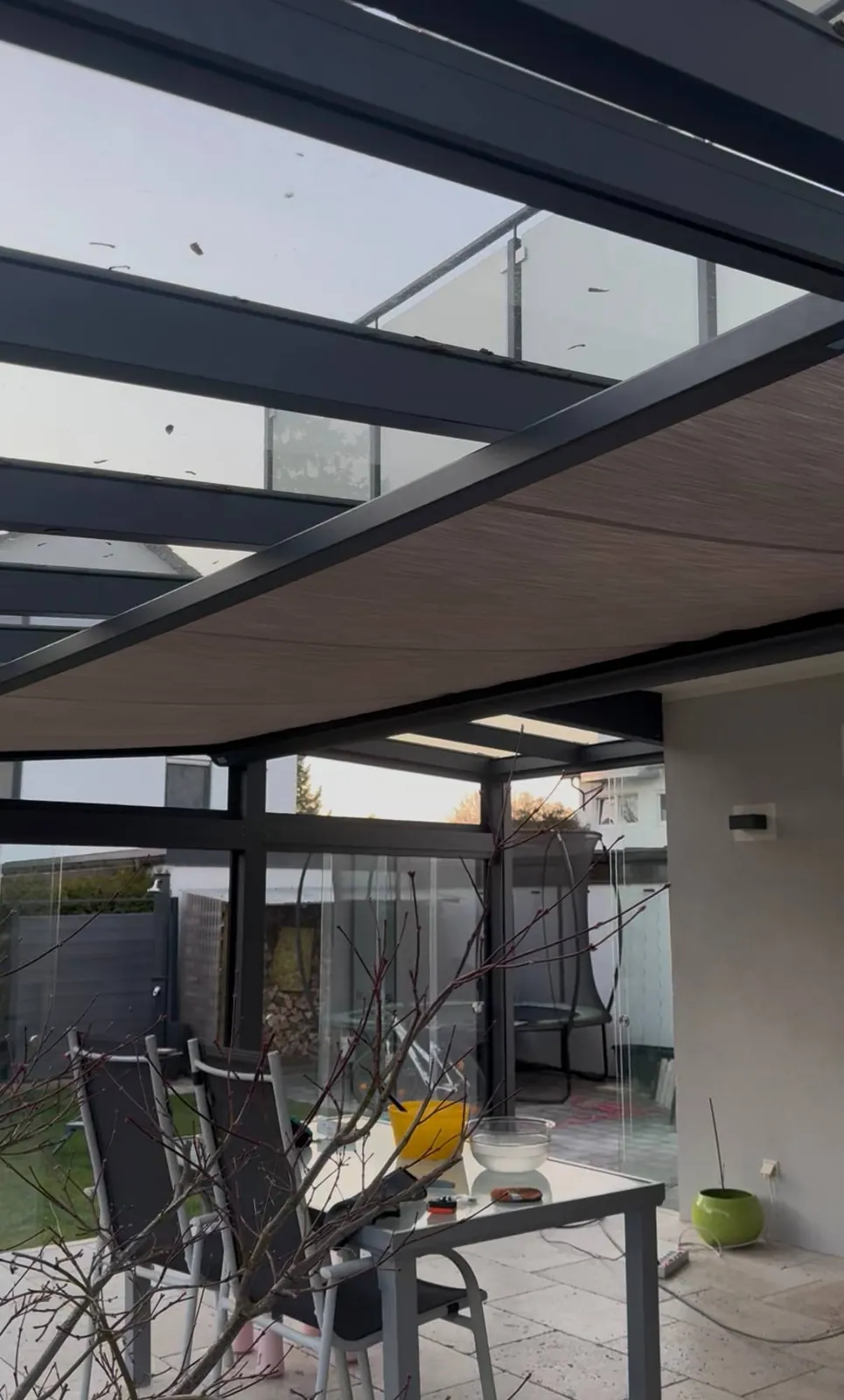 Unterglasmarkise unter dem Glasdach einer Terrassenüberdachung