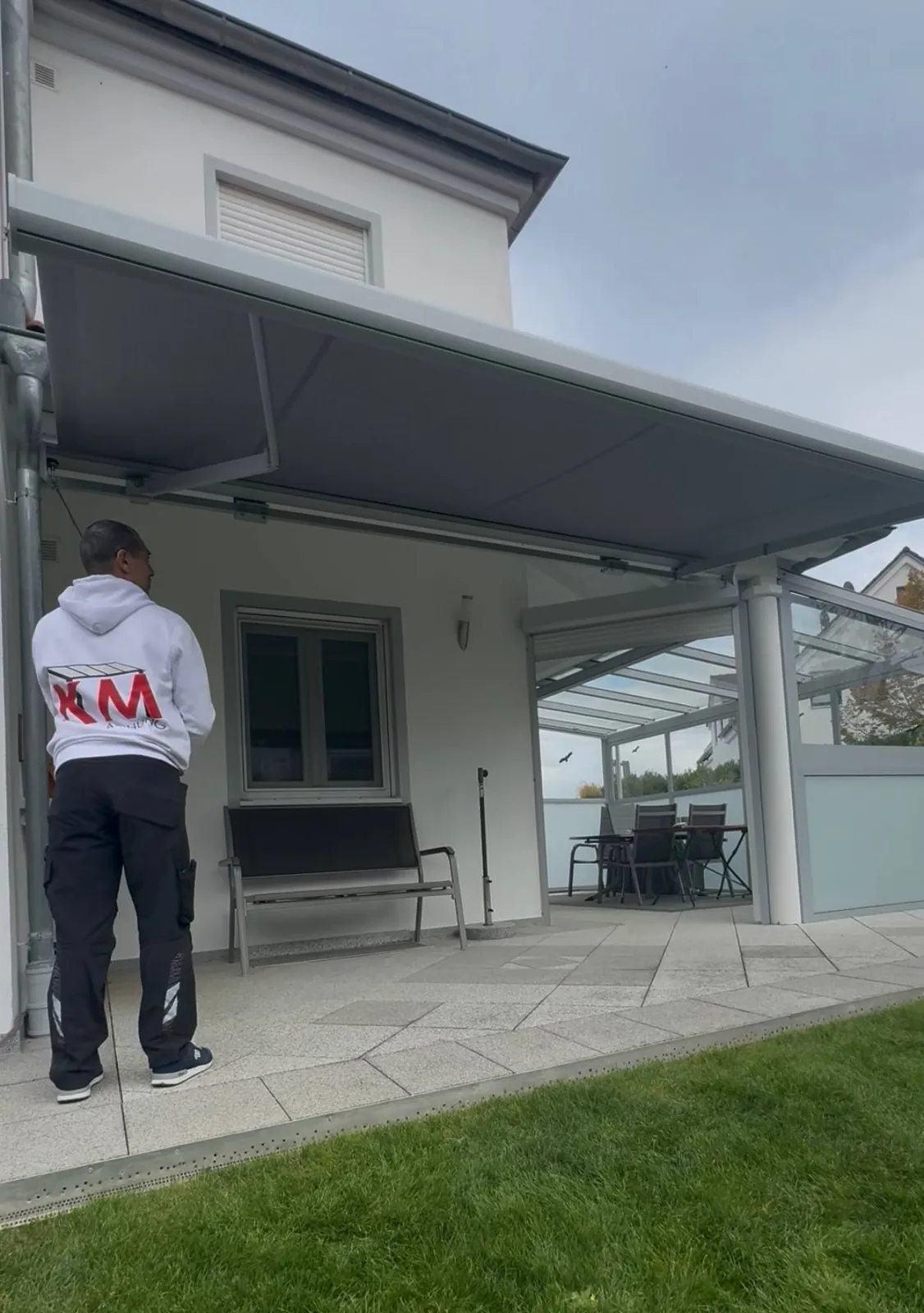 Ausgefahrene Markise an einem Wohnhaus