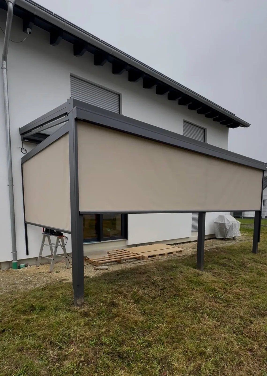 Senkrechtmarkise an einer Terrassenüberdachung in der Seitenansicht