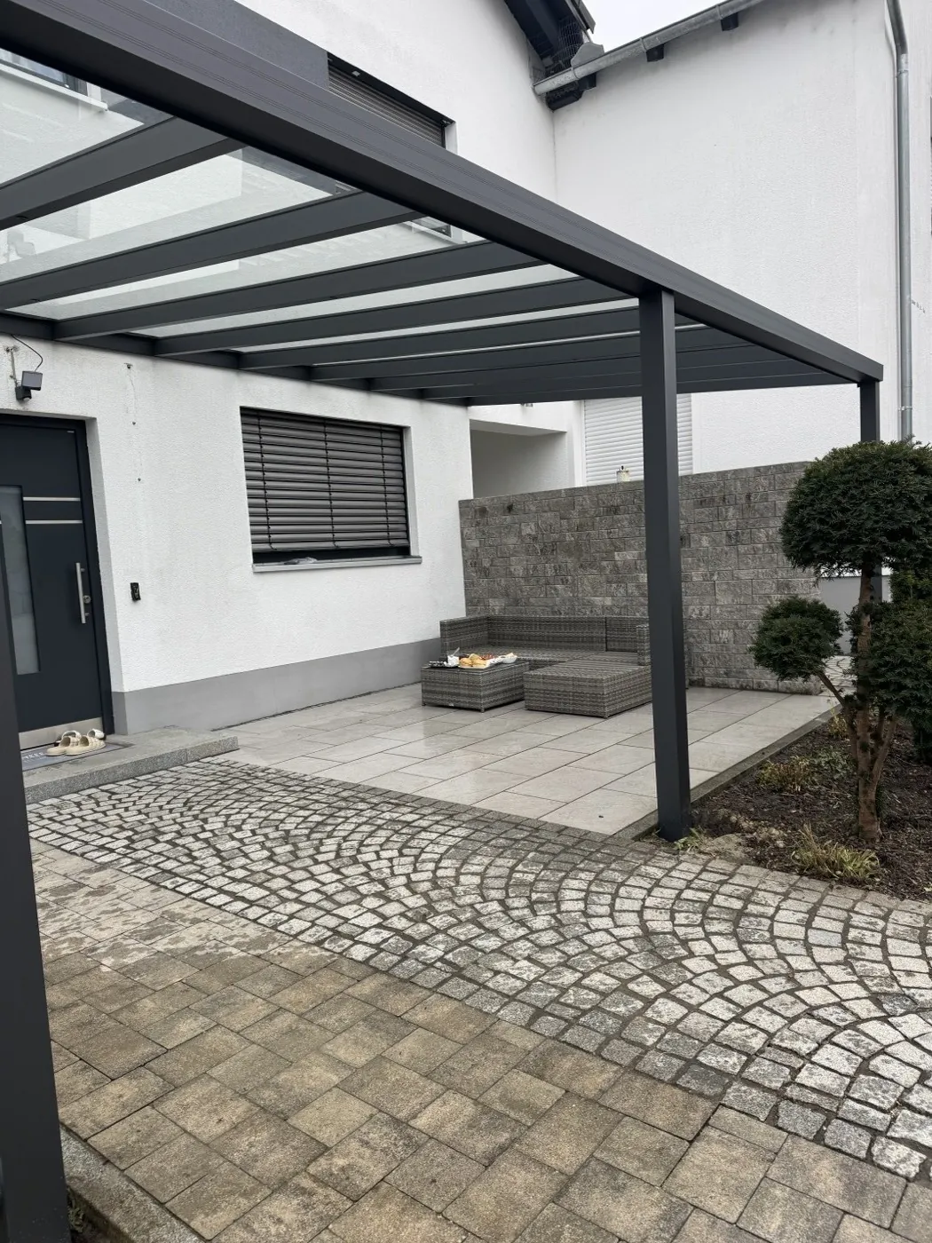 Terrassenüberdachung mit Loungebereich