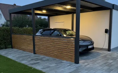 Holzoptik-Sichtschutz mit LED-Beleuchtung am Abend
