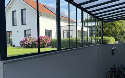 Glas-Seitenwand an der Überdachung