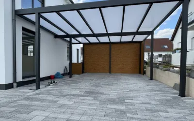 Offener Carport mit Holzoptik-Tor