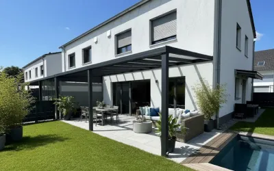 Terrassenüberdachung an einem Haus mit Pool