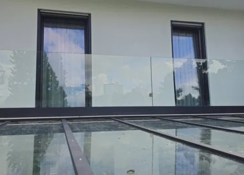 Ganzglas-Geländer auf Dachterrasse