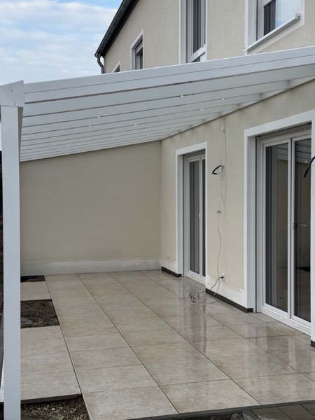 Weiße Terrassenüberdachung aus Aluminium und Glas mit LED