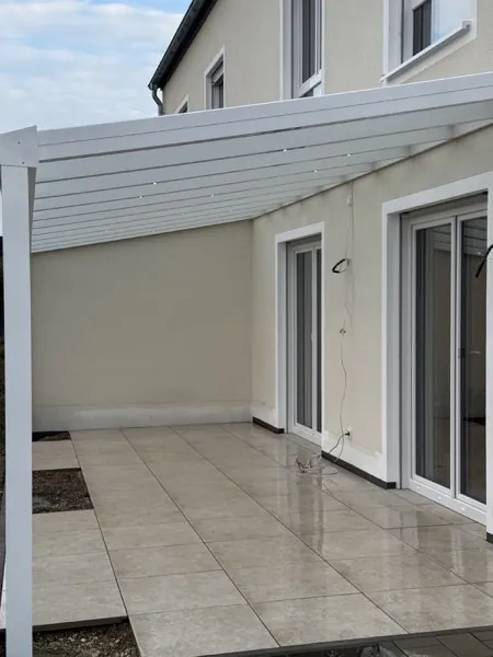 Weiße Terrassenüberdachung aus Aluminium und Glas mit LED