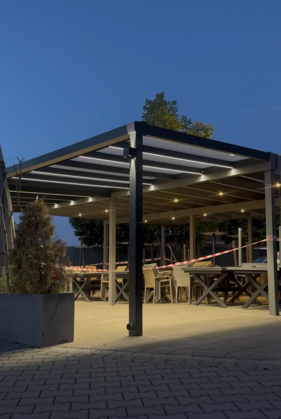 Terrassenüberdachung mit LED-Beleuchtung am Abend