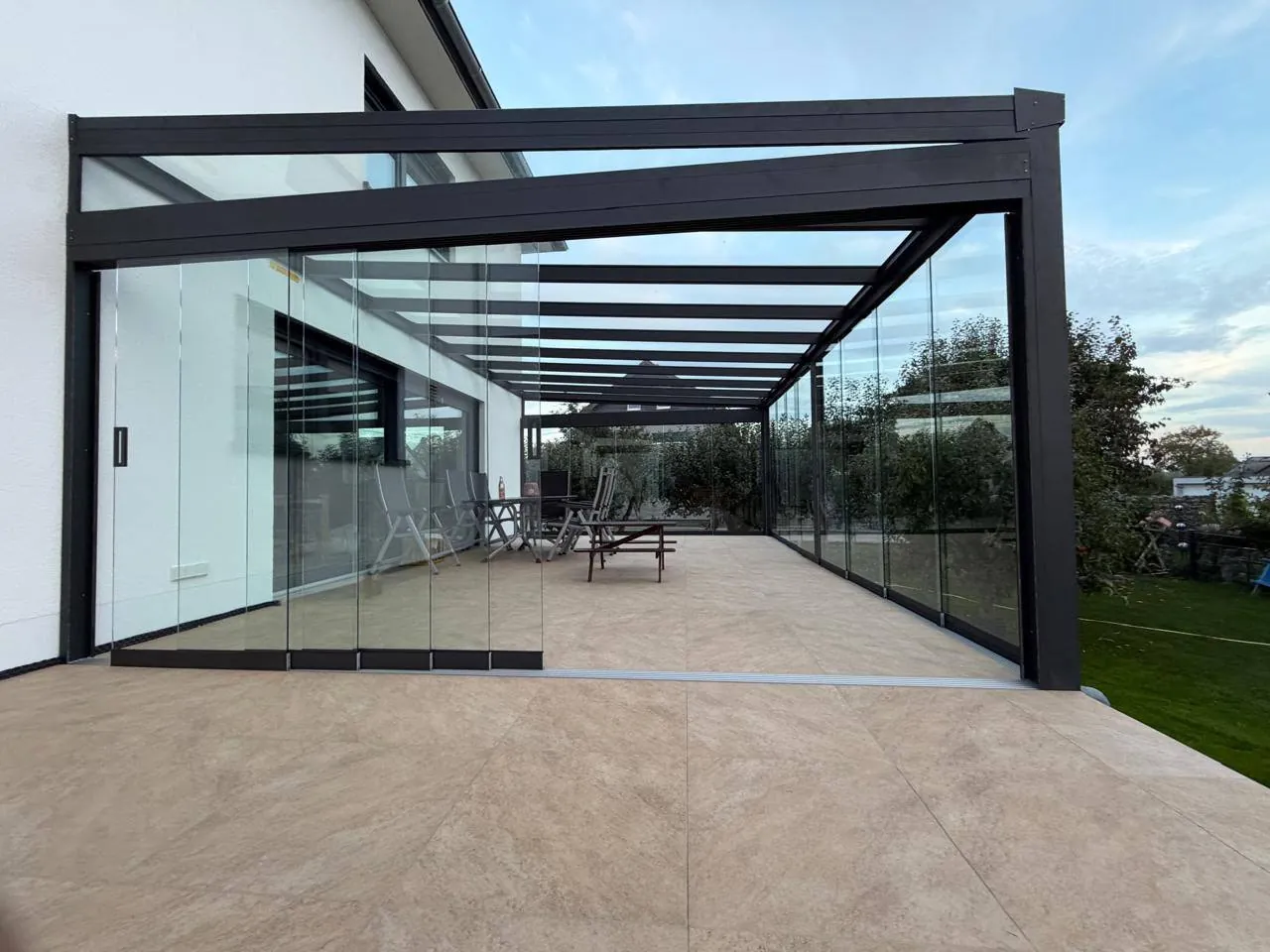 Langer Wintergarten mit Glasdach und Glasschiebewänden